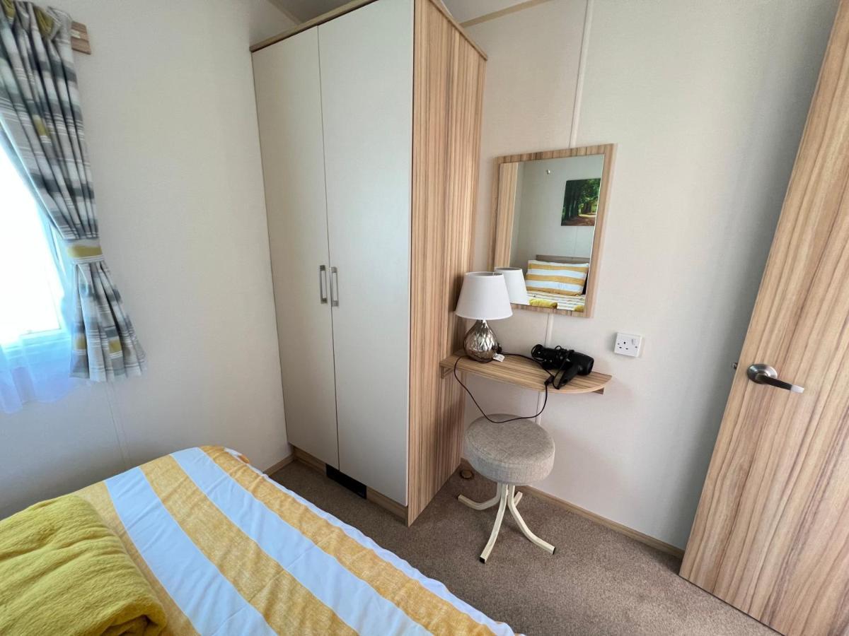 סאות' סרני Mallard Corner, Cosy Cotswold Lakeview Lodge מראה חיצוני תמונה
