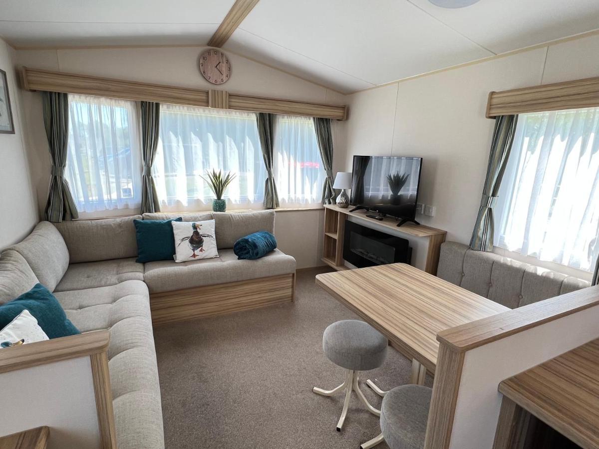 סאות' סרני Mallard Corner, Cosy Cotswold Lakeview Lodge מראה חיצוני תמונה