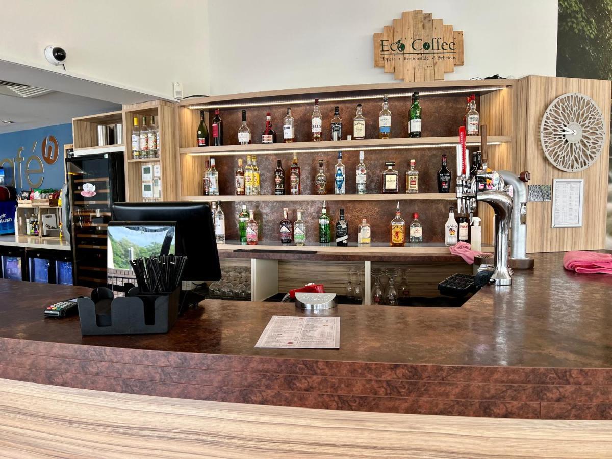 סאות' סרני Mallard Corner, Cosy Cotswold Lakeview Lodge מראה חיצוני תמונה