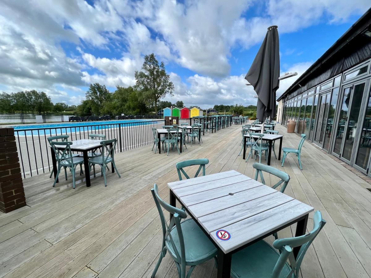 סאות' סרני Mallard Corner, Cosy Cotswold Lakeview Lodge מראה חיצוני תמונה