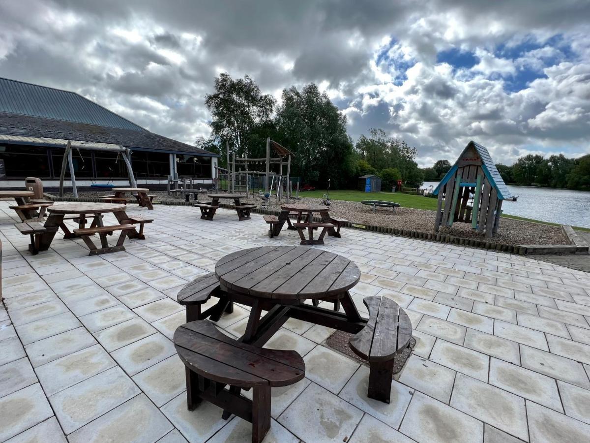 סאות' סרני Mallard Corner, Cosy Cotswold Lakeview Lodge מראה חיצוני תמונה