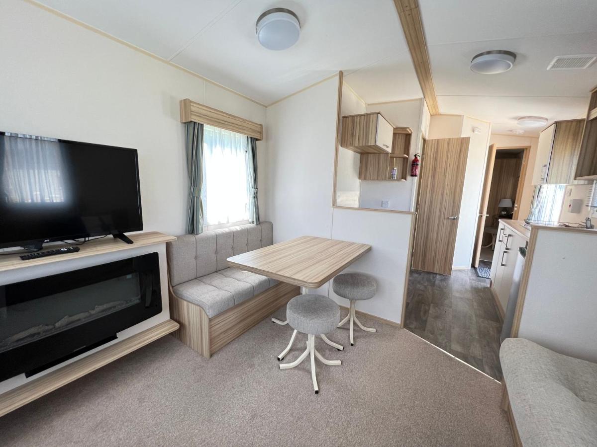 סאות' סרני Mallard Corner, Cosy Cotswold Lakeview Lodge מראה חיצוני תמונה