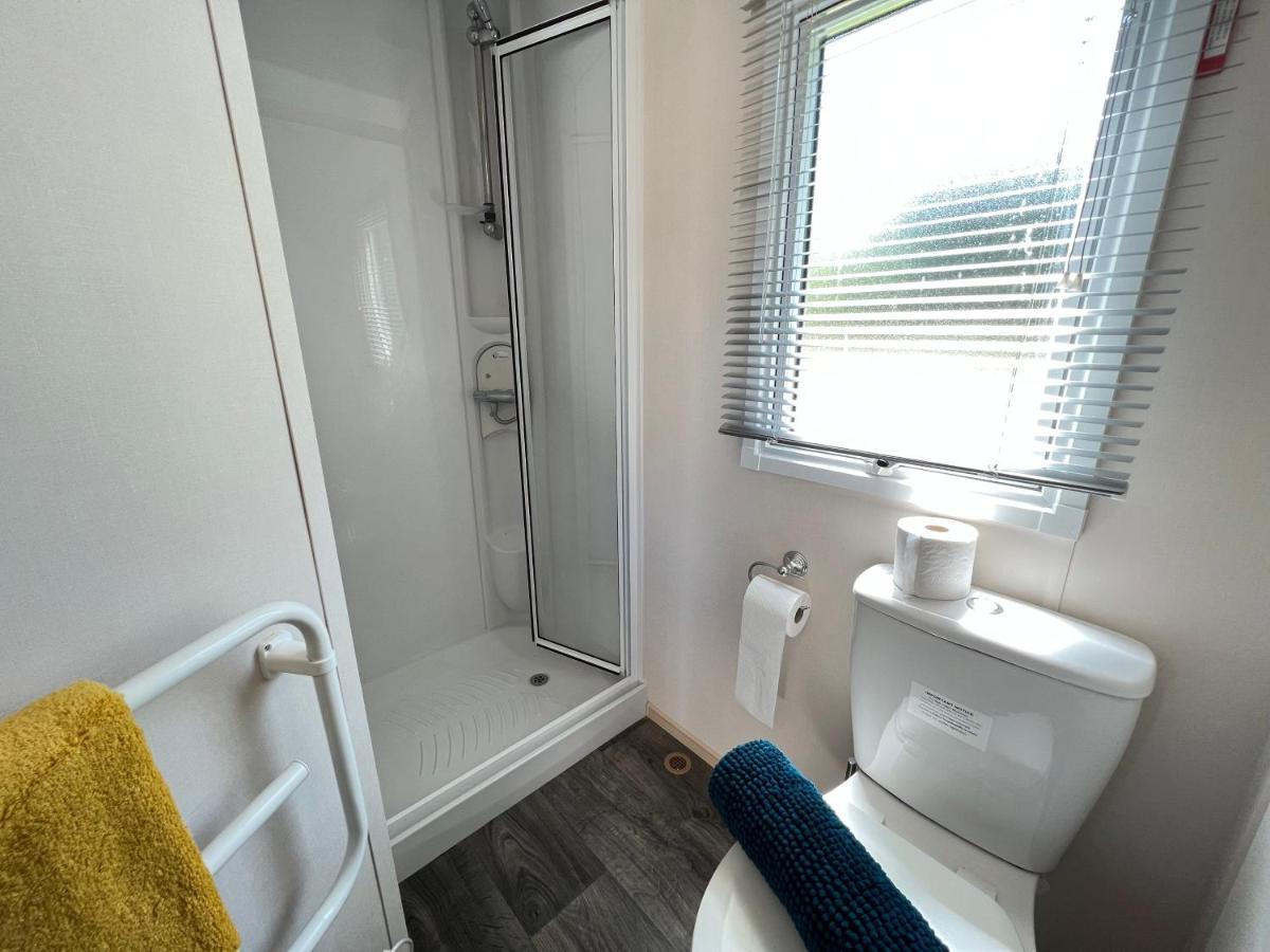 סאות' סרני Mallard Corner, Cosy Cotswold Lakeview Lodge מראה חיצוני תמונה
