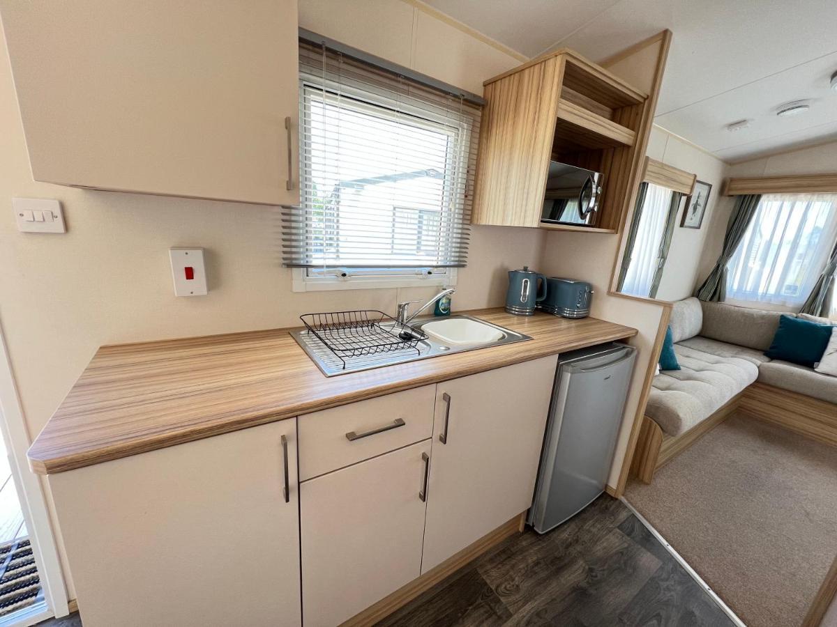 סאות' סרני Mallard Corner, Cosy Cotswold Lakeview Lodge מראה חיצוני תמונה