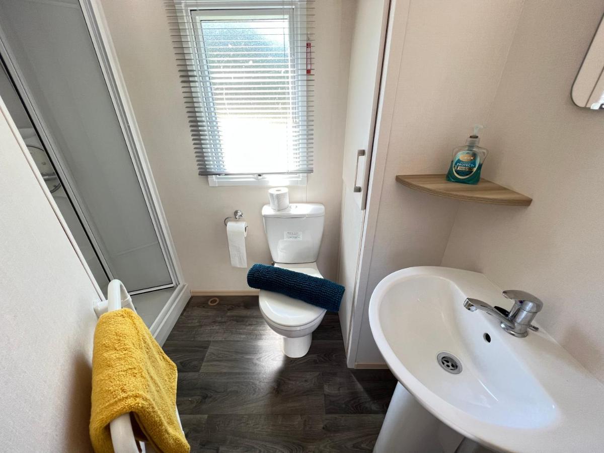 סאות' סרני Mallard Corner, Cosy Cotswold Lakeview Lodge מראה חיצוני תמונה