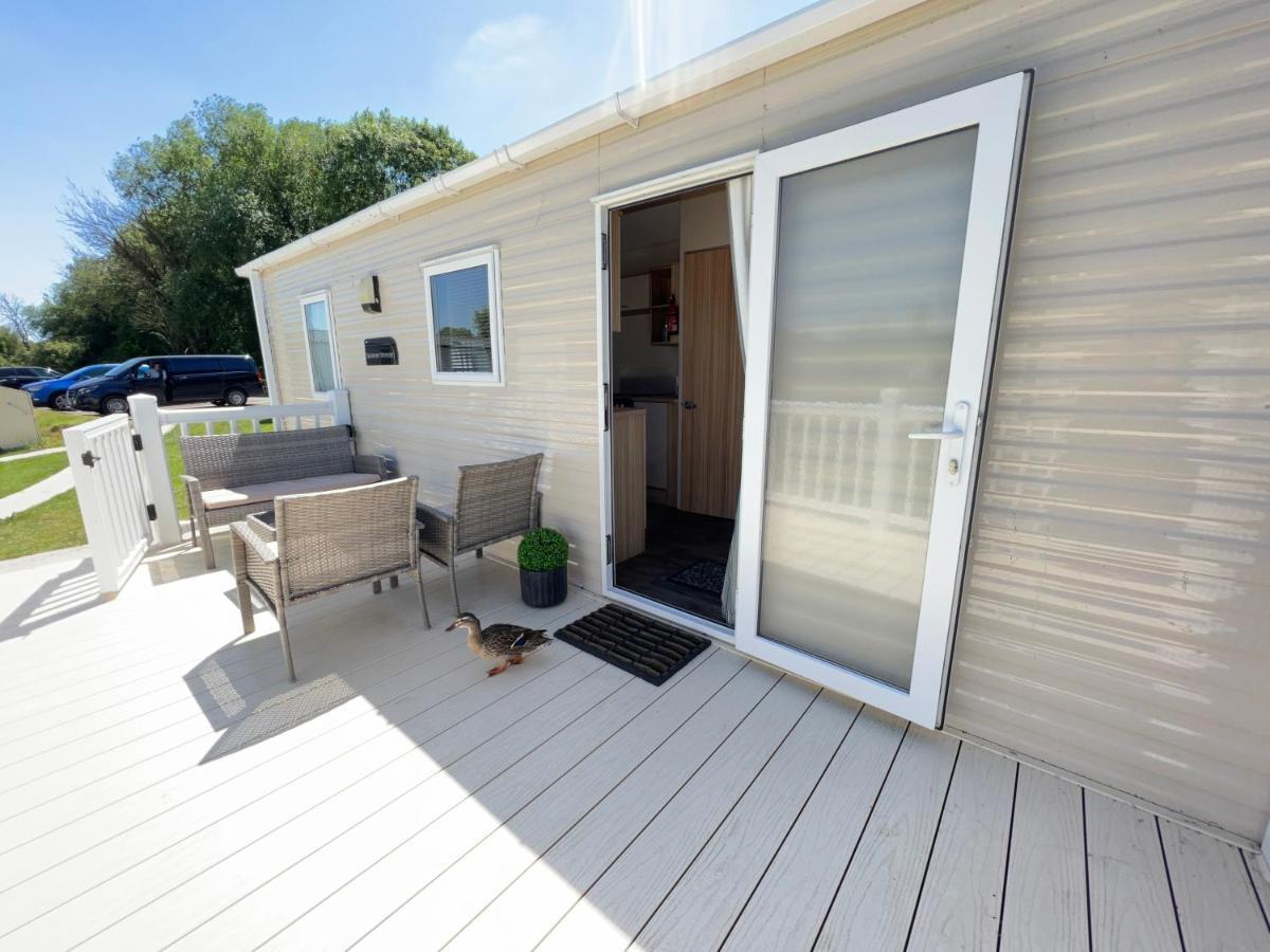 סאות' סרני Mallard Corner, Cosy Cotswold Lakeview Lodge מראה חיצוני תמונה