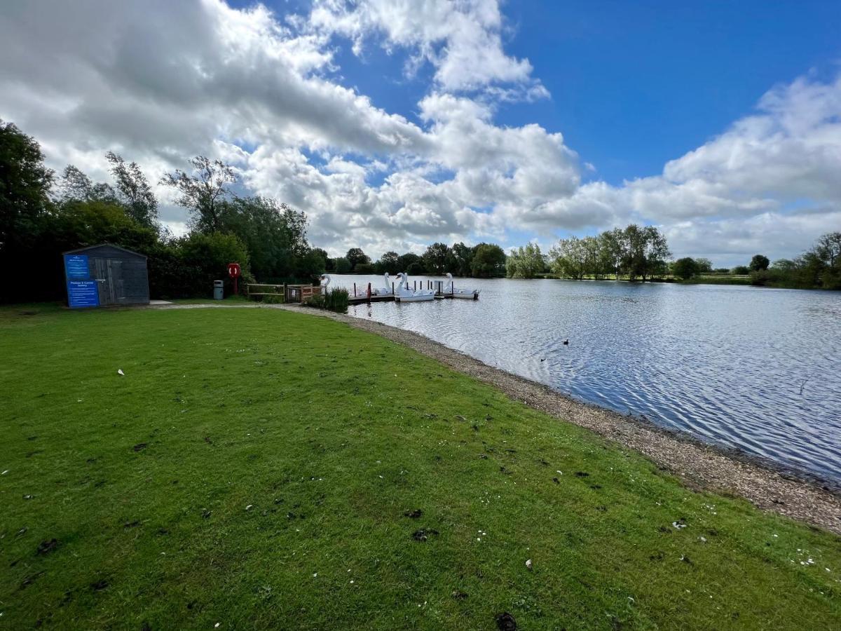 סאות' סרני Mallard Corner, Cosy Cotswold Lakeview Lodge מראה חיצוני תמונה