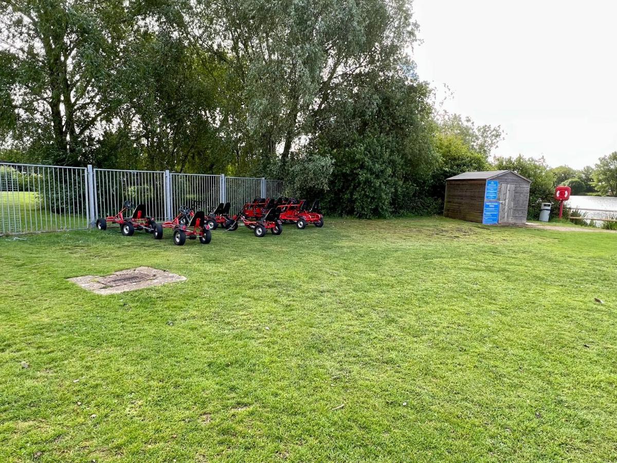 סאות' סרני Mallard Corner, Cosy Cotswold Lakeview Lodge מראה חיצוני תמונה
