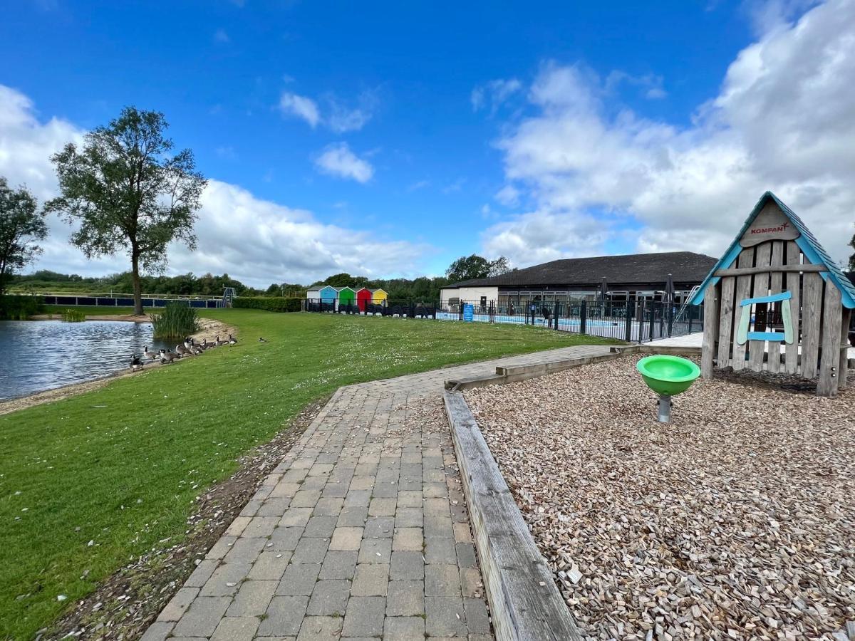 סאות' סרני Mallard Corner, Cosy Cotswold Lakeview Lodge מראה חיצוני תמונה