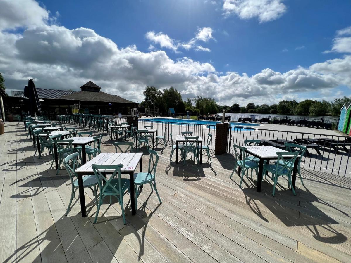סאות' סרני Mallard Corner, Cosy Cotswold Lakeview Lodge מראה חיצוני תמונה
