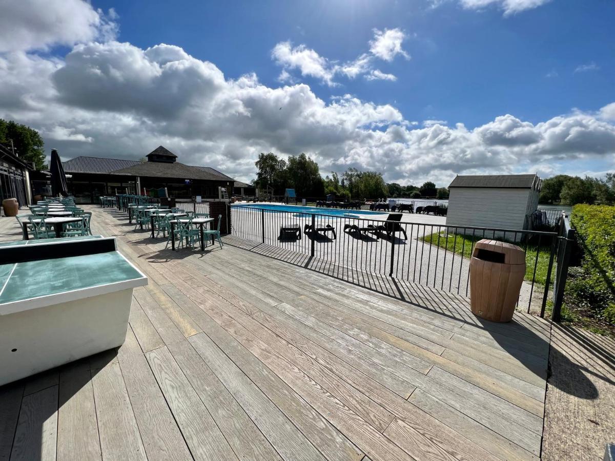סאות' סרני Mallard Corner, Cosy Cotswold Lakeview Lodge מראה חיצוני תמונה