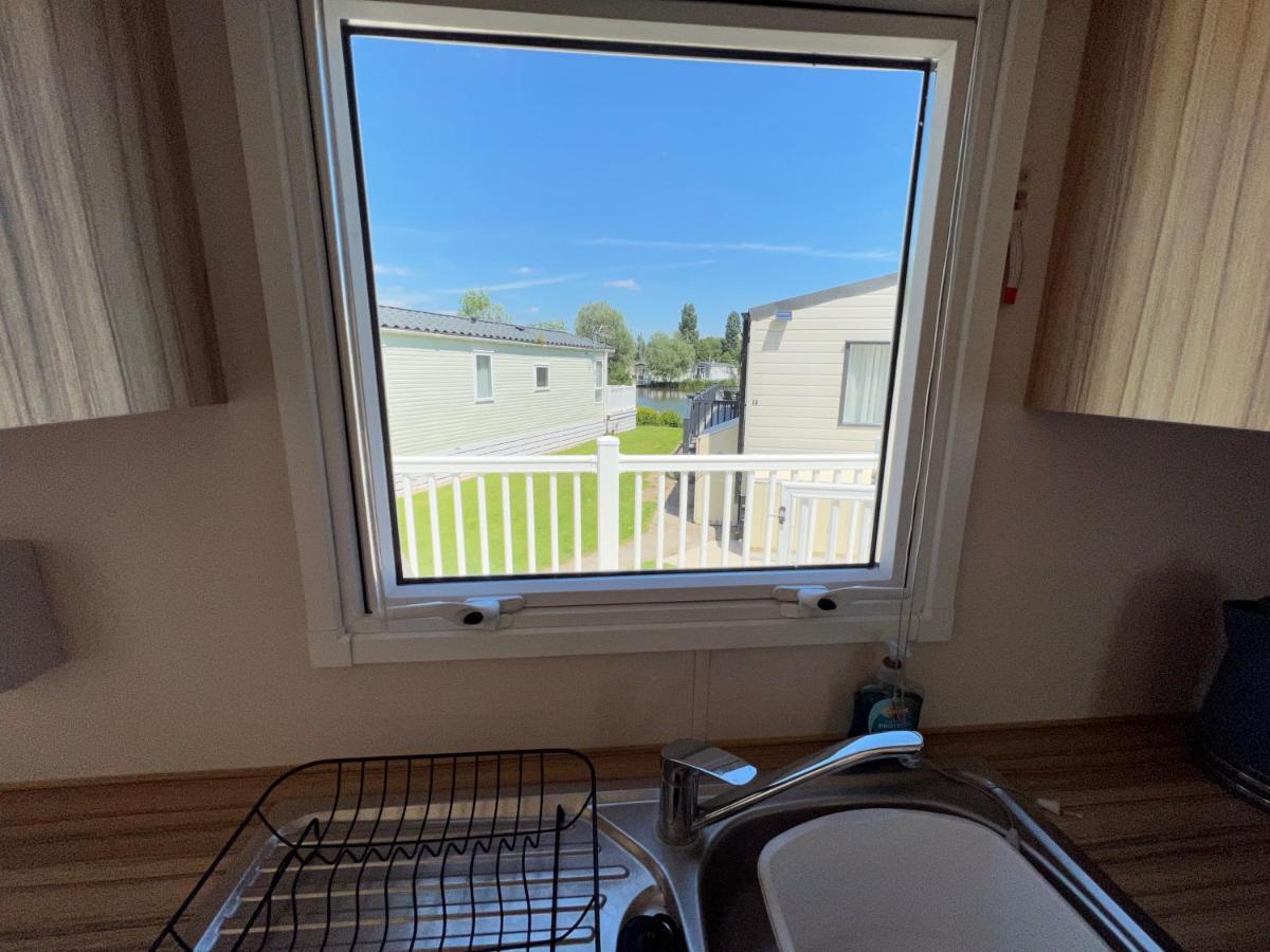 סאות' סרני Mallard Corner, Cosy Cotswold Lakeview Lodge מראה חיצוני תמונה