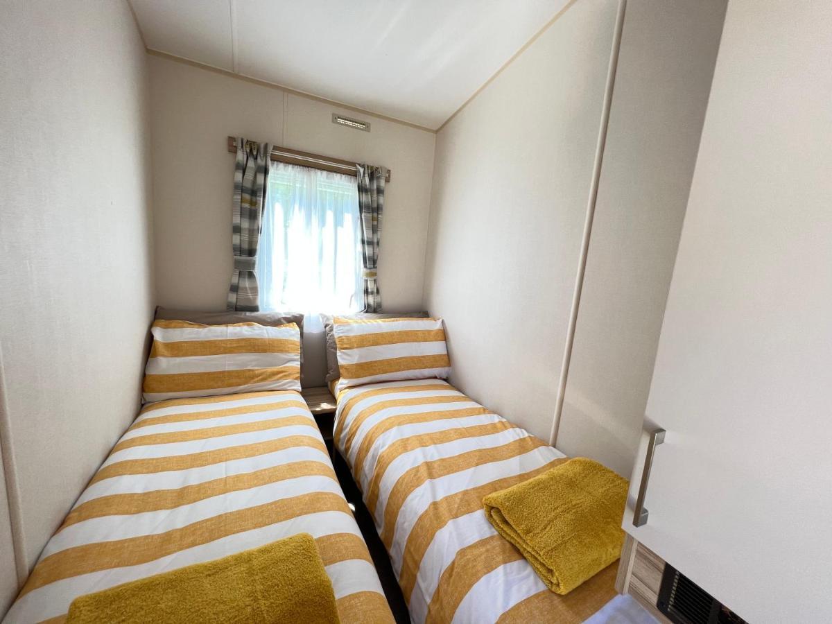סאות' סרני Mallard Corner, Cosy Cotswold Lakeview Lodge מראה חיצוני תמונה