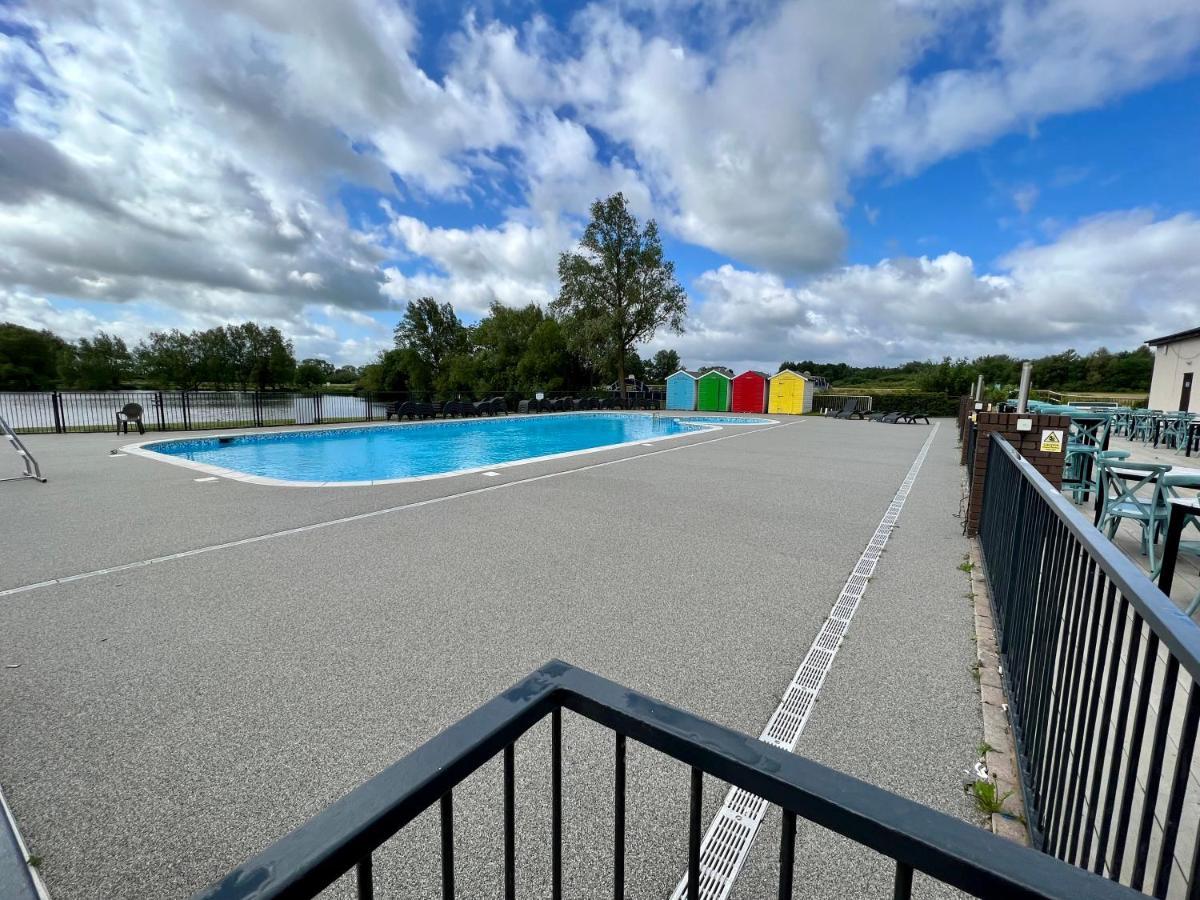 סאות' סרני Mallard Corner, Cosy Cotswold Lakeview Lodge מראה חיצוני תמונה