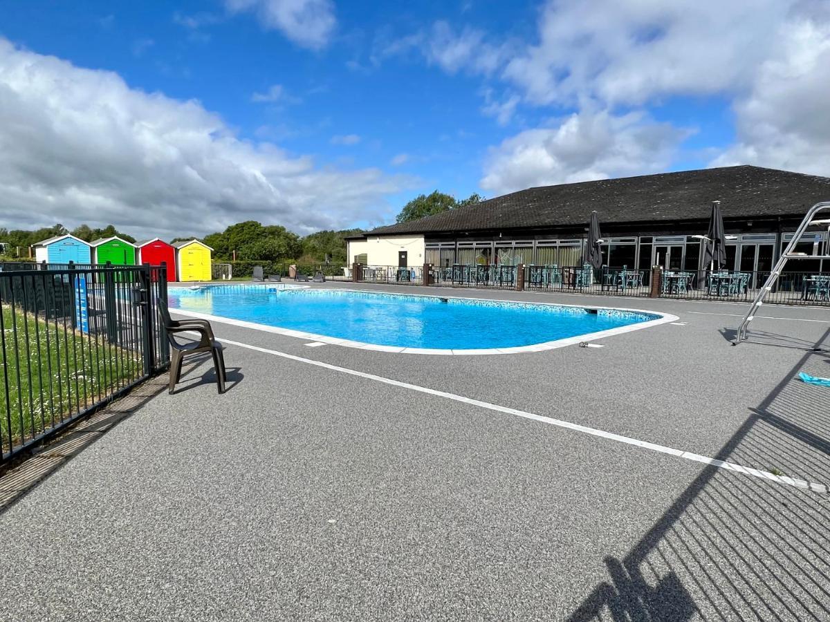 סאות' סרני Mallard Corner, Cosy Cotswold Lakeview Lodge מראה חיצוני תמונה